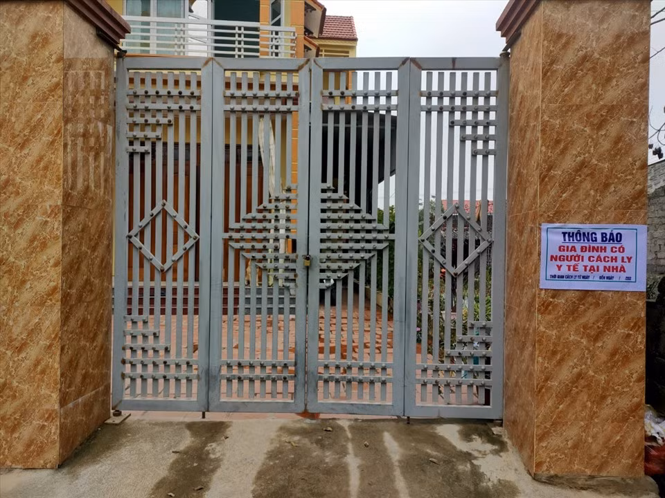 “Việc khóa trái cổng là trên tinh thần tự nguyện của người dân. Trước đó, có trường hợp những người cách ly tại nhà còn bỏ đi đá bóng, uống rượu. Cũng có những trường hợp sau hoàn thành cách ly lại phát hiện dương tính. Để tránh lây lan dịch bệnh, sau khi có sự vận động, vận dụng linh hoạt trên, người dân hoàn toàn ủng hộ” - ông Linh nói.