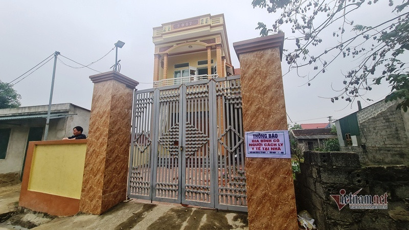 Vị chủ tịch xã cho rằng đây là việc làm linh động bởi toàn xã có 8.400 nhân khẩu, hơn 2.000 người đi làm ăn xa. Những ngày gần đây, mỗi ngày có hơn 30 người về quê ăn Tết sớm, hiện xã có 17 trường hợp F0. (Ảnh Vietnamnet)