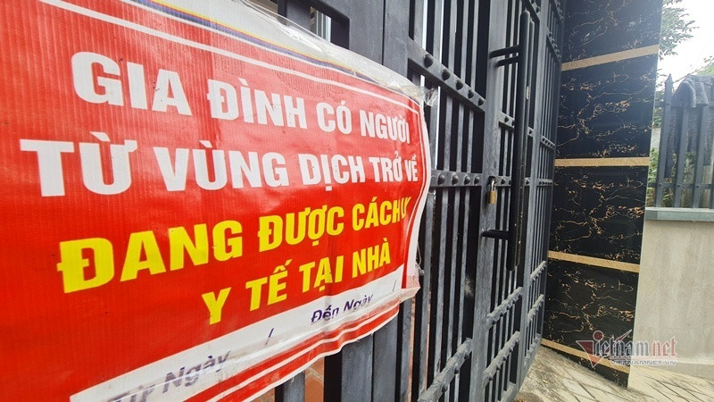 Trao đổi với báo chí, ông Hoàng Ngọc Linh, Chủ tịch UBND xã Thiệu Phú, cho biết có việc chính quyền địa phương vận động người dân khóa trái cửa cổng những hộ gia đình có người từ vùng dịch về địa phương. (Ảnh Vietnamnet)