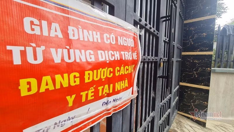 Trao đổi với báo chí, ông Hoàng Ngọc Linh, Chủ tịch UBND xã Thiệu Phú, cho biết có việc chính quyền địa phương vận động người dân khóa trái cửa cổng những hộ gia đình có người từ vùng dịch về địa phương. (Ảnh Vietnamnet)