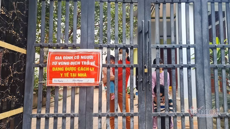“Huyện không có chủ trương như vậy, chúng tôi đã cho rà soát và chỉ có xã Thiệu Phú xảy ra việc khoá trái cửa nhà người dân. Dù người dân tự nguyện nhưng chính quyền thực hiện như vậy là phản cảm, không phù hợp với tình hình bây giờ. Chúng tôi đã chấn chỉnh, chỉ đạo mở khóa cho các hộ có người cách ly trong chiều nay” - ông Thế Anh nói. (Ảnh Vietnamnet)