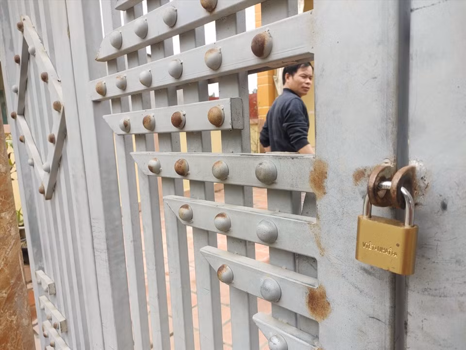 Một số người dân thôn Tra Thôn (xã Thiệu Phú) đang thực hiện cách ly y tế xác nhận việc khóa trái cửa được chính quyền vận động và sau đó họ tự nguyện dù có phần bất ngờ.