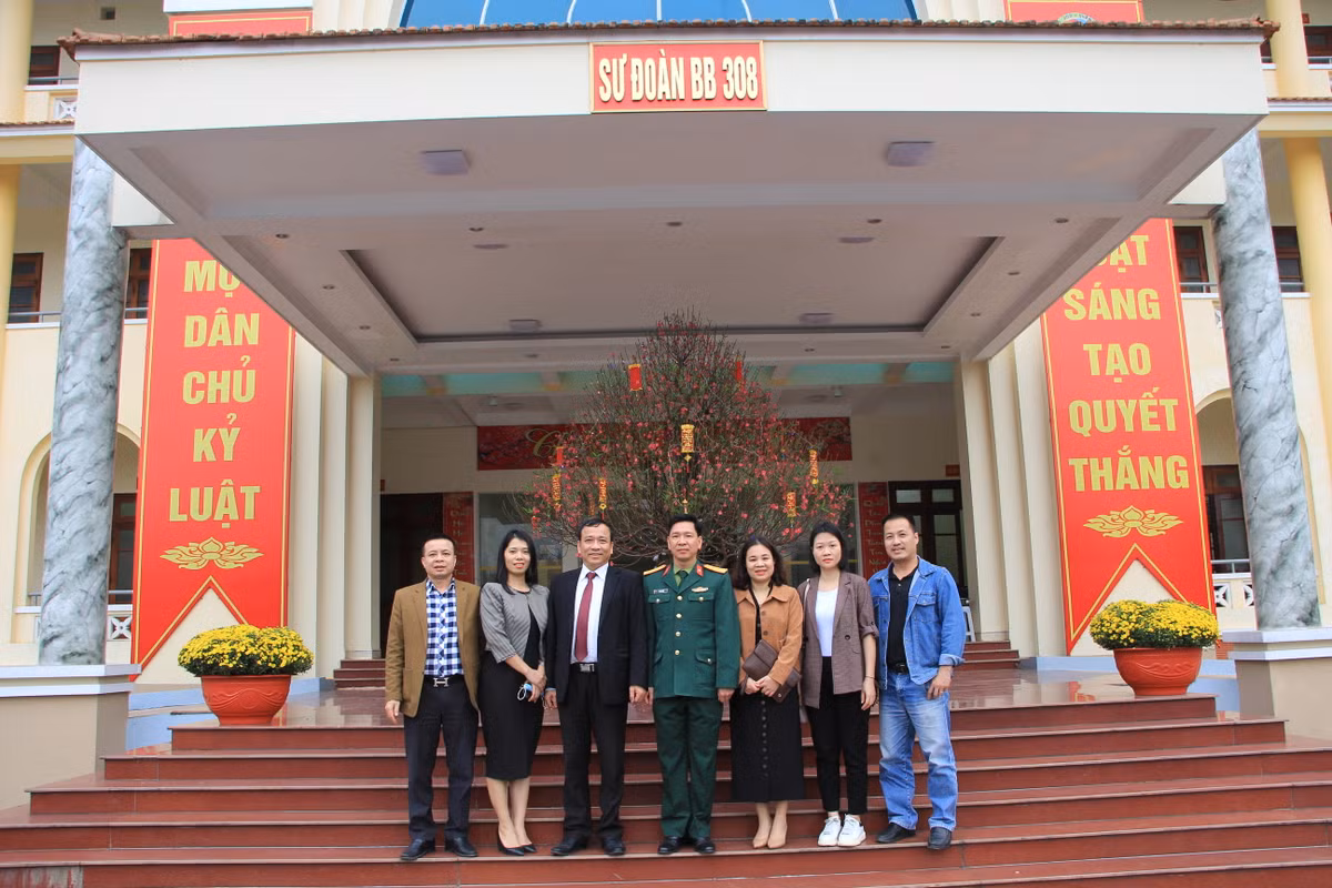 VUSTA tham va chuc Tet Nham Dan can bo, chien si Su doan 308-Hinh-3