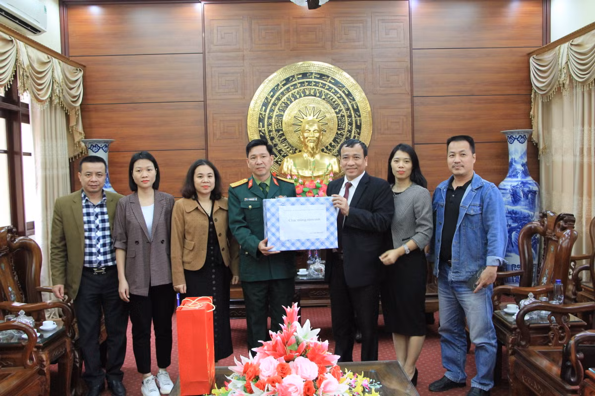 VUSTA tham va chuc Tet Nham Dan can bo, chien si Su doan 308-Hinh-2