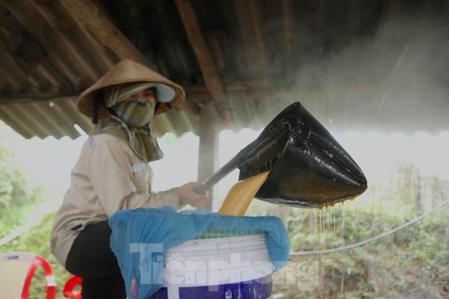 Khi nước mía chuyển qua sền sệt, có màu nâu vàng, công việc nấu mật mới hoàn tất. Người dân đổ những mẻ mật nấu thành phẩm ra thùng đựng. Mật chủ yếu được bán trong tỉnh, nhu cầu tiêu dùng rất lớn, làm đến đâu bán hết tới đó.