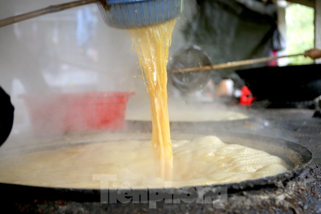 Người dân cho biết, cứ 1 tấn mía ép tươi sau khi nấu thành phẩm được 1 tạ mật. Mật mía được bán với giá 55.000-60.000đồng/lít, giá cao hơn so với nhiều năm trước.