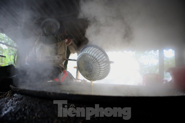 Người nấu mật phải đảo liên tục, đều tay. Khi mật sôi, phải liền tay vớt váng bọt, để tránh mật trào ra ngoài sẽ có màu đen và mất thơm ngon.