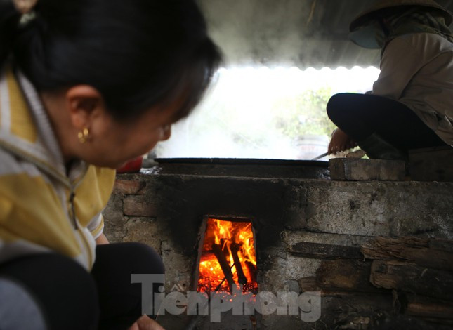 Sau khi nước ép mía được làm sạch, loại bỏ các tạp chất, người dân sẽ cho vào những chiếc chảo lớn để nấu.