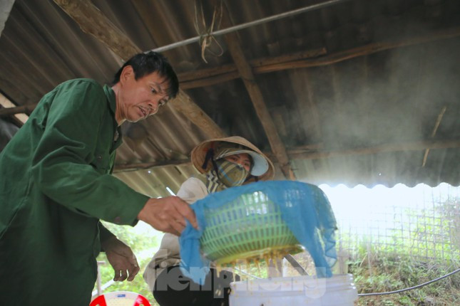Trong quá trình nấu mật, người dân dùng chiếc vợt có lưới bằng vải màn vớt bọt, tạp chất cho đến khi mật đạt tiêu chuẩn sẽ ngừng đỏ lửa.
