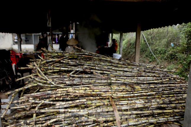 Theo người dân làm nghề ép mật mía, việc nấu mật thực hiện trong những tháng cuối năm, đặc biệt vào thị trường tiêu thụ dịp Tết. Toàn xã hiện có 100 hộ trồng và ép mật mía.