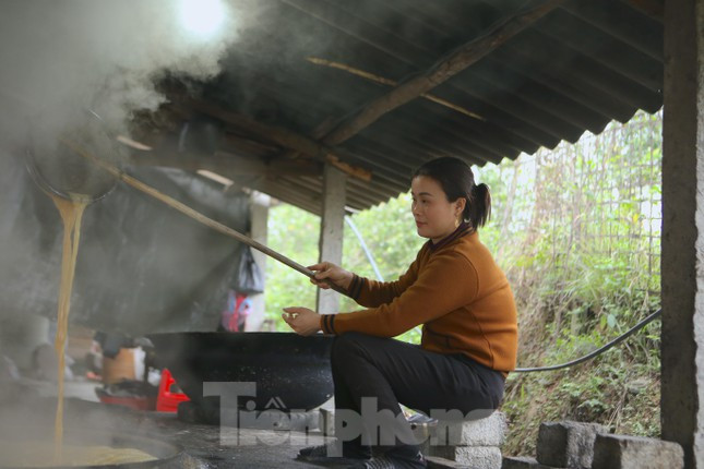 Gia đình chị Lê Thị Phương có thâm niên trên 10 năm gắn bó với nghề làm mật mía. Từ tháng 12 (ÂL) sau khi thu hoạch mía xong sẽ xuống giống. Đến 1 năm sau thì thu hoạch mía và nấu mật để phục vụ thị trường. Việc nấu mật cũng vất vả, thức khuya dậy sớm. Đợt này gia đình chị tập trung hết mọi người trong nhà hỗ trợ nấu mật, mỗi ngày nấu thành phẩm gần 2 tạ mật. Dự tính từ giờ đến Tết sẽ nấu được khoảng 15 tạ mật bán ra thị trường.