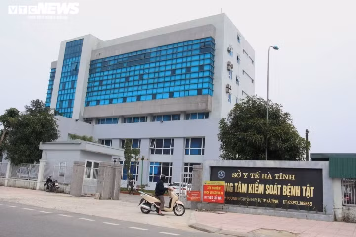  Tỉnh Hà Tĩnh: UBND tỉnh Hà Tĩnh yêu cầu lập đoàn thanh tra đột xuất việc mua sắm, sử dụng các trang thiết bị, vật tư, hoá chất, sinh phẩm phục vụ phòng, chống dịch trên địa bản tỉnh trong năm 2020 và 2021. Từ năm 2020 đến nay, các cơ sở y tế ở Hà Tĩnh đã mua sắm từ nhiều nhà cung cấp để đáp ứng yêu cầu chống dịch. Trong đó, một số đơn vị có mua kit xét nghiệm Việt Á với các gói thầu khác nhau, mức giá những lần giao dịch không cố định. 