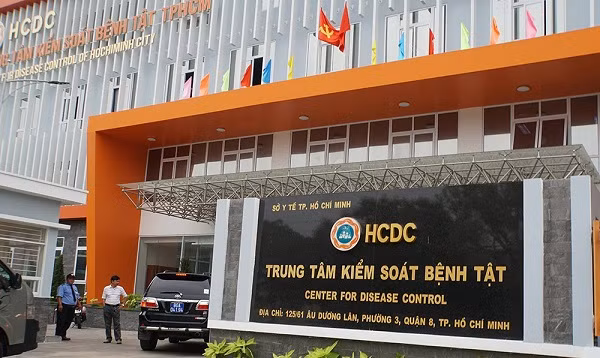  TP HCM: Ngày 5/1/2022, UBND TP HCM giao Thanh tra thành phố thành lập đoàn thanh tra, kiểm tra liên ngành để thanh tra, kiểm tra đột xuất việc mua bán, sản xuất, kinh doanh, nhập khẩu, sử dụng kit xét nghiệm nhanh và xét nghiệm RT-PCR xác định COVID-19 trên địa bàn. Trước đó, Chính phủ cũng đã giao Thanh tra Chính phủ tiến hành thanh tra việc mua sắm trang thiết bị y tế, sinh phẩm, kit test phục vụ phòng, chống dịch COVID-19 của địa phương này.