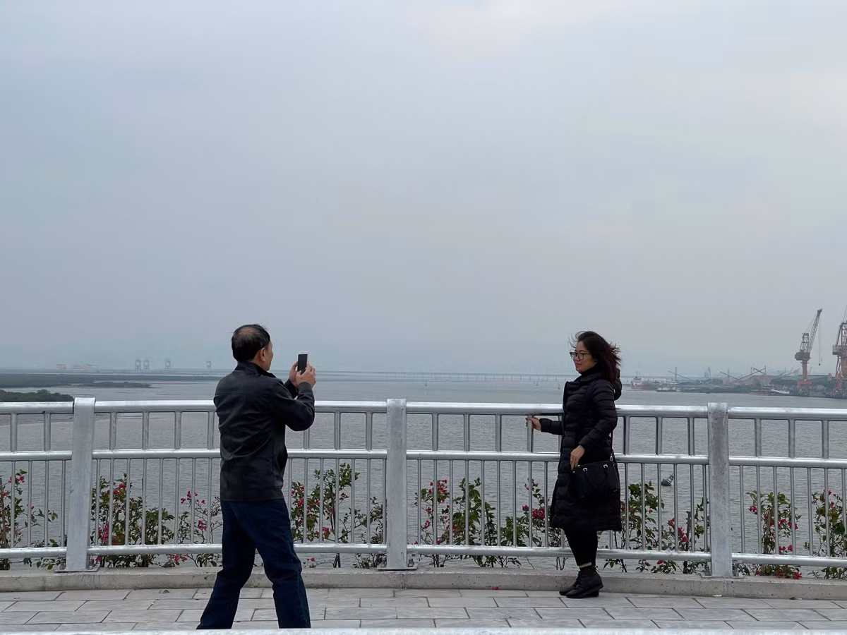 Và cả những người lớn tuổi cũng háo hức để "check in" cầu Tình Yêu.