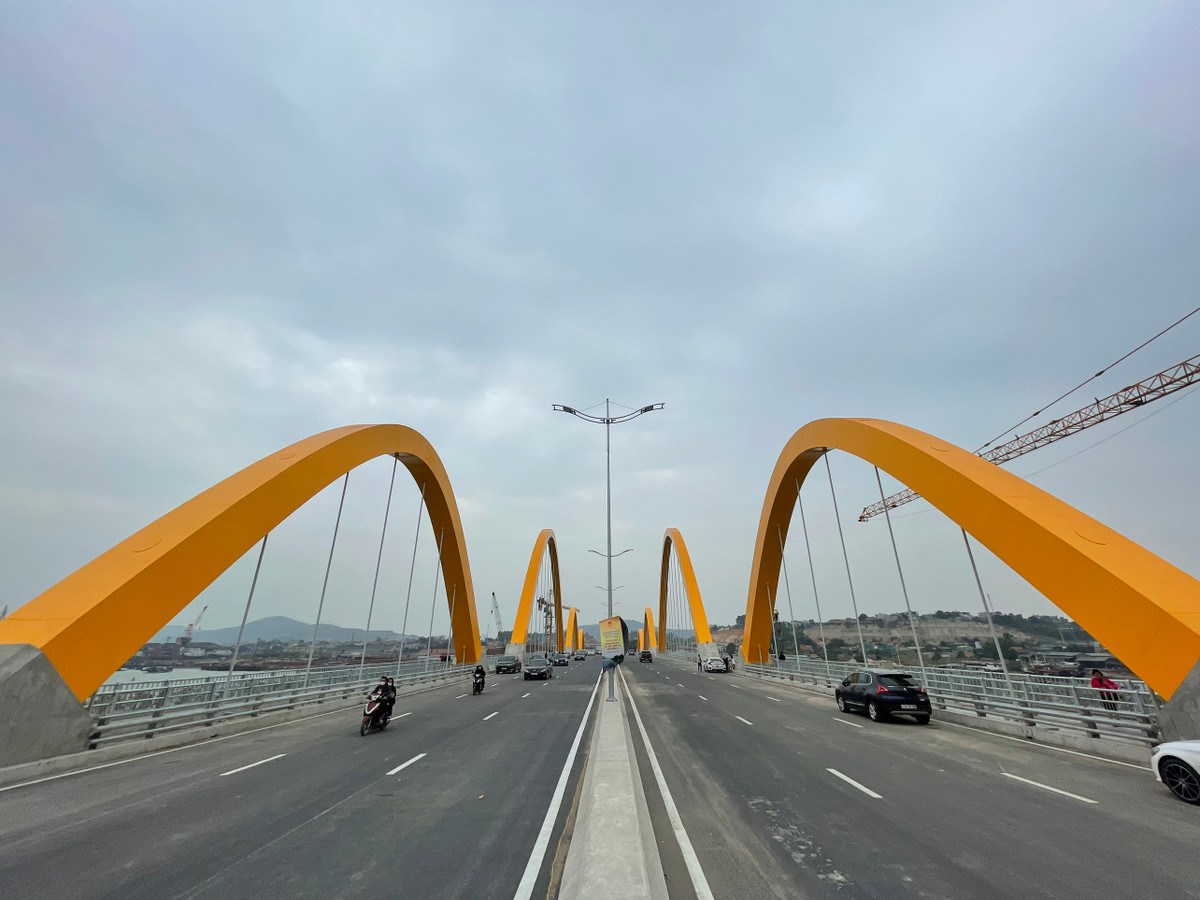 Cây cầu nối hai địa phương là huyện Hoành Bồ (cũ) và TP. Hạ Long.