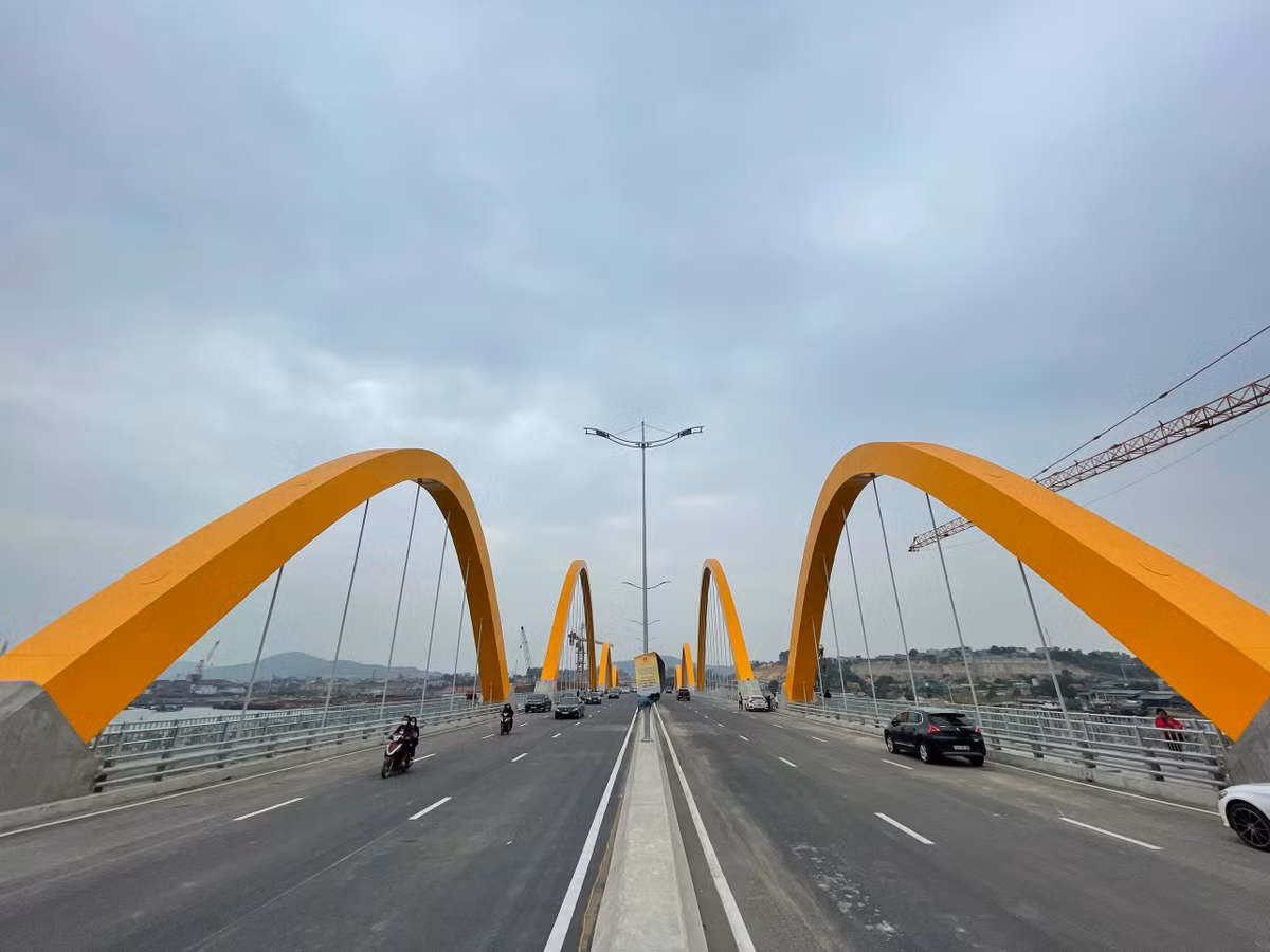 Cây cầu nối hai địa phương là huyện Hoành Bồ (cũ) và TP. Hạ Long.