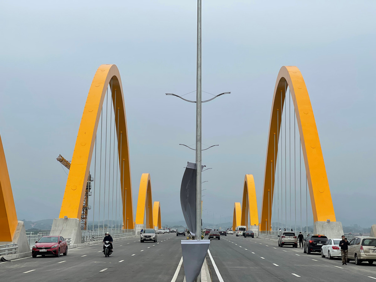 Cây cầu Tình Yêu bắc qua vịnh Cửa Lục (TP. Hạ Long) được thiết kế 6 làn xe, có chiều dài toàn tuyến 4.265 m. Trong đó, cầu chính được thiết kế dạng vòm ống thép nhồi bê tông, rộng 33,1 m, dài 290 m, tĩnh không thông thuyền 40 x 7 m; phần cầu dẫn dài 565 m, đường dẫn dài 3.380 m.