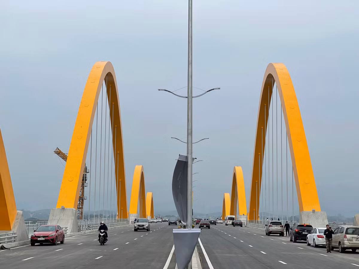 Cây cầu Tình Yêu bắc qua vịnh Cửa Lục (TP. Hạ Long) được thiết kế 6 làn xe, có chiều dài toàn tuyến 4.265 m. Trong đó, cầu chính được thiết kế dạng vòm ống thép nhồi bê tông, rộng 33,1 m, dài 290 m, tĩnh không thông thuyền 40 x 7 m; phần cầu dẫn dài 565 m, đường dẫn dài 3.380 m.