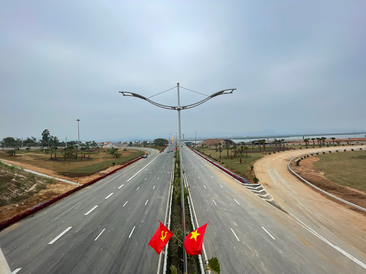 Tuyến đường nối giữa cầu Tình Yêu và khu dân cư phường Giếng Đáy rộng thênh thang.