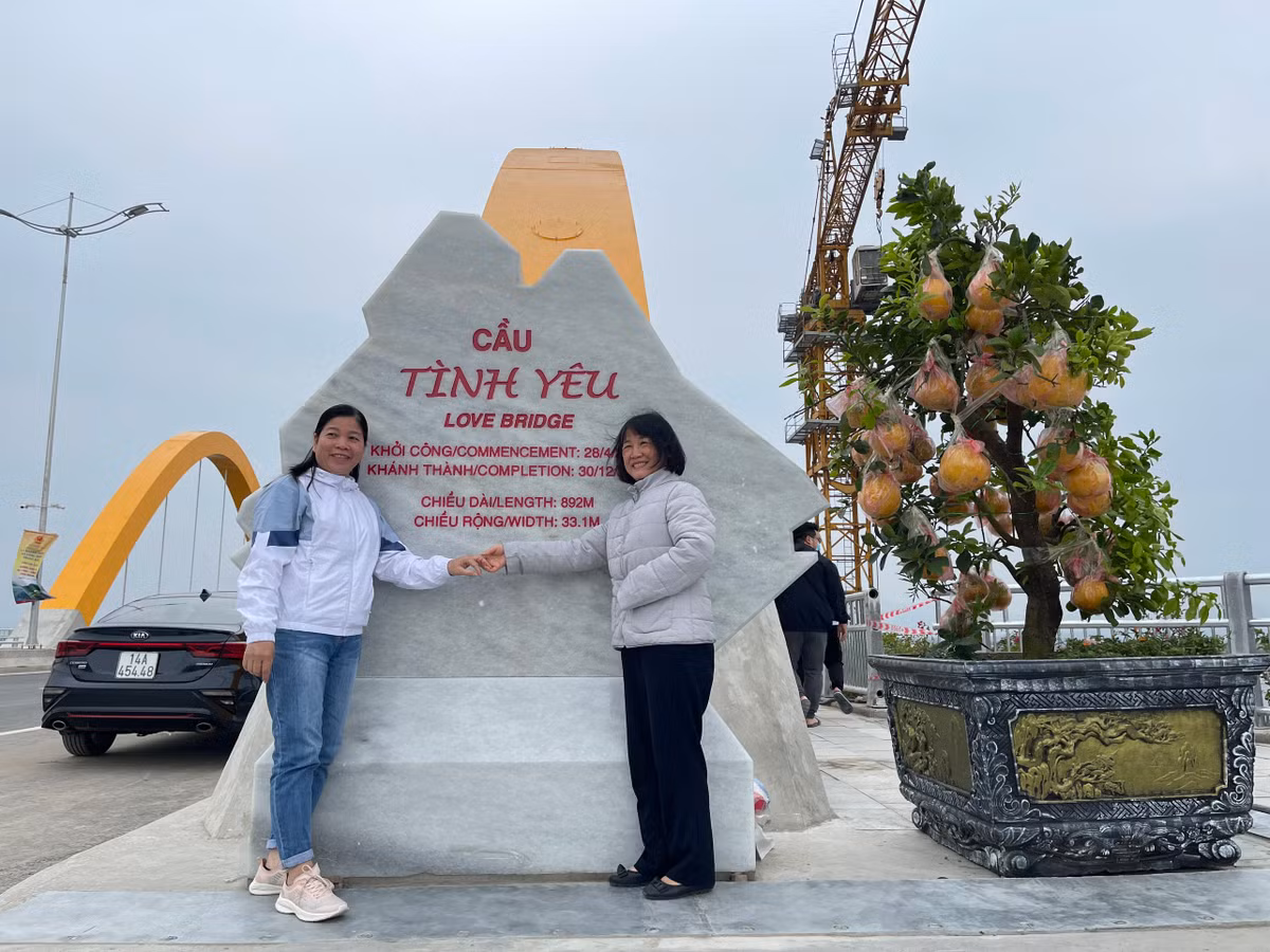 Tấm biển khắc tên cầu Tình Yêu là điểm nhấn ghi dấu trong mọi bức ảnh của người dân khi "check in" tại đây.