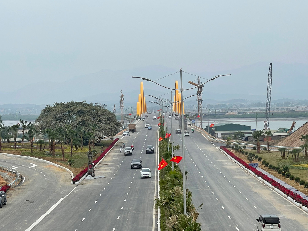 Cầu Tình Yêu nổi bật giữa hạ tầng đô thị của Hạ Long.