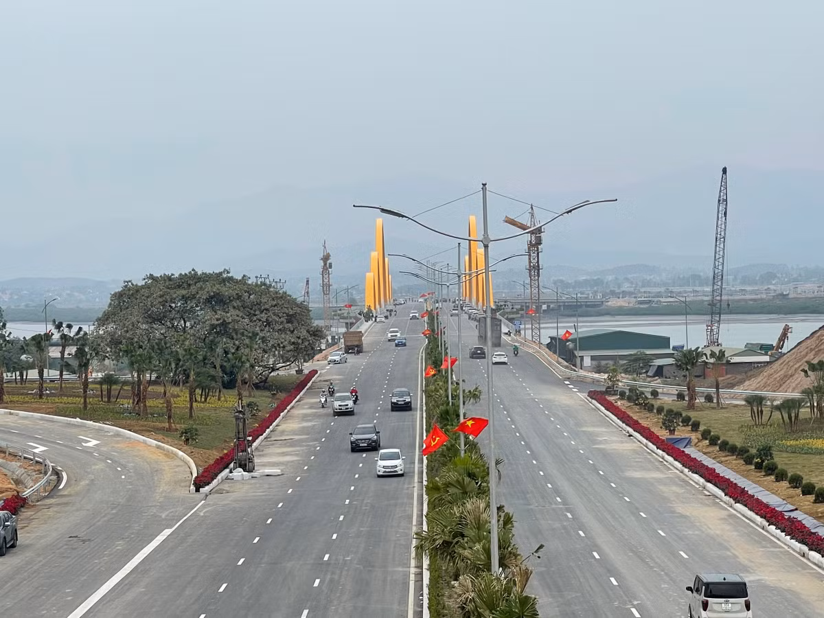 Cầu Tình Yêu nổi bật giữa hạ tầng đô thị của Hạ Long.