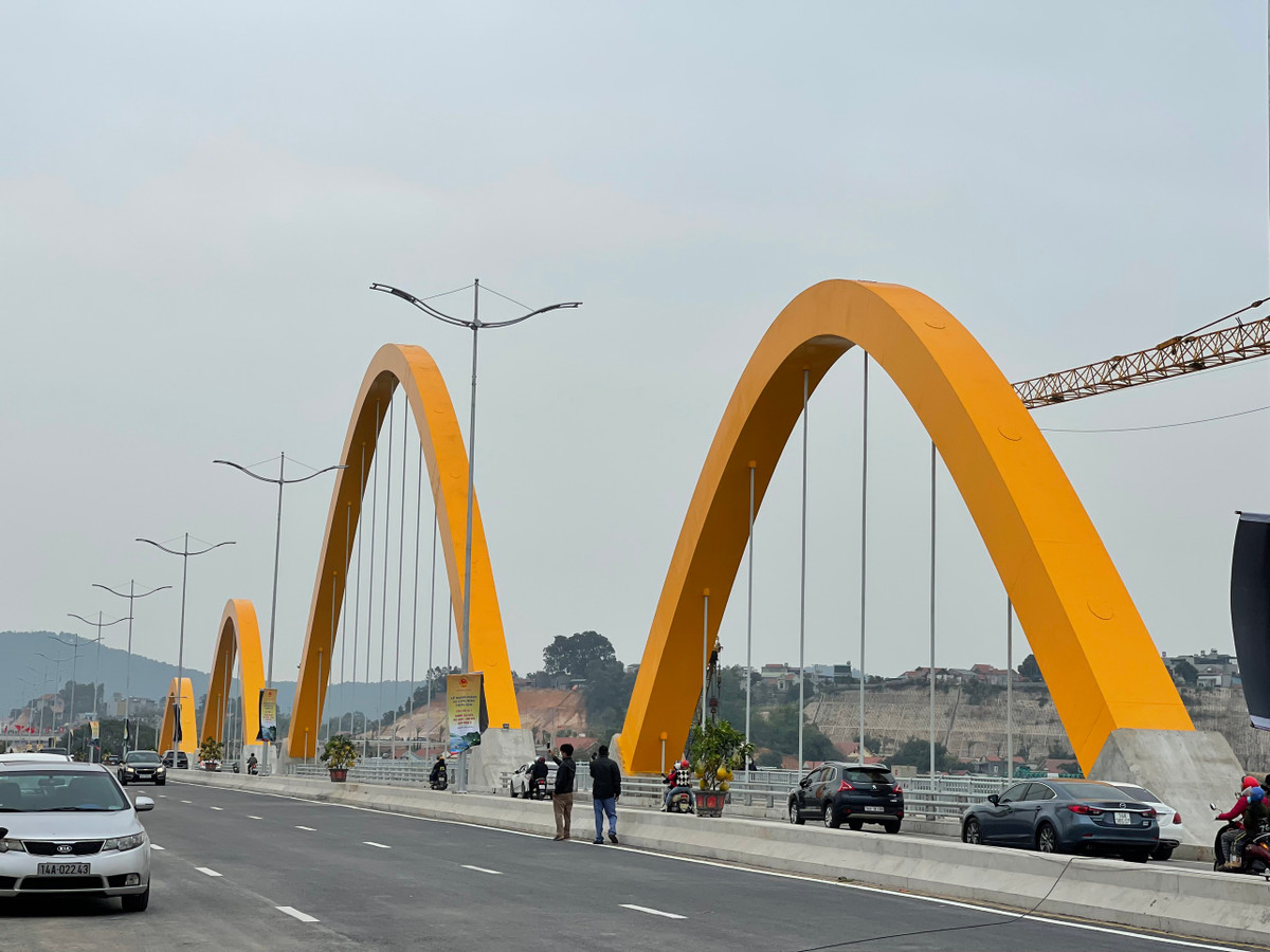 Cầu Tình Yêu là một trong những công trình quan trọng, khẳng định quyết tâm xây dựng TP. Hạ Long là đô thị loại I thuộc tỉnh lớn nhất cả nước về diện tích tự nhiên, đơn vị hành chính trực thuộc và sự đa dạng độc đáo “có một không hai” về cảnh quan, địa hình, tài nguyên du lịch.