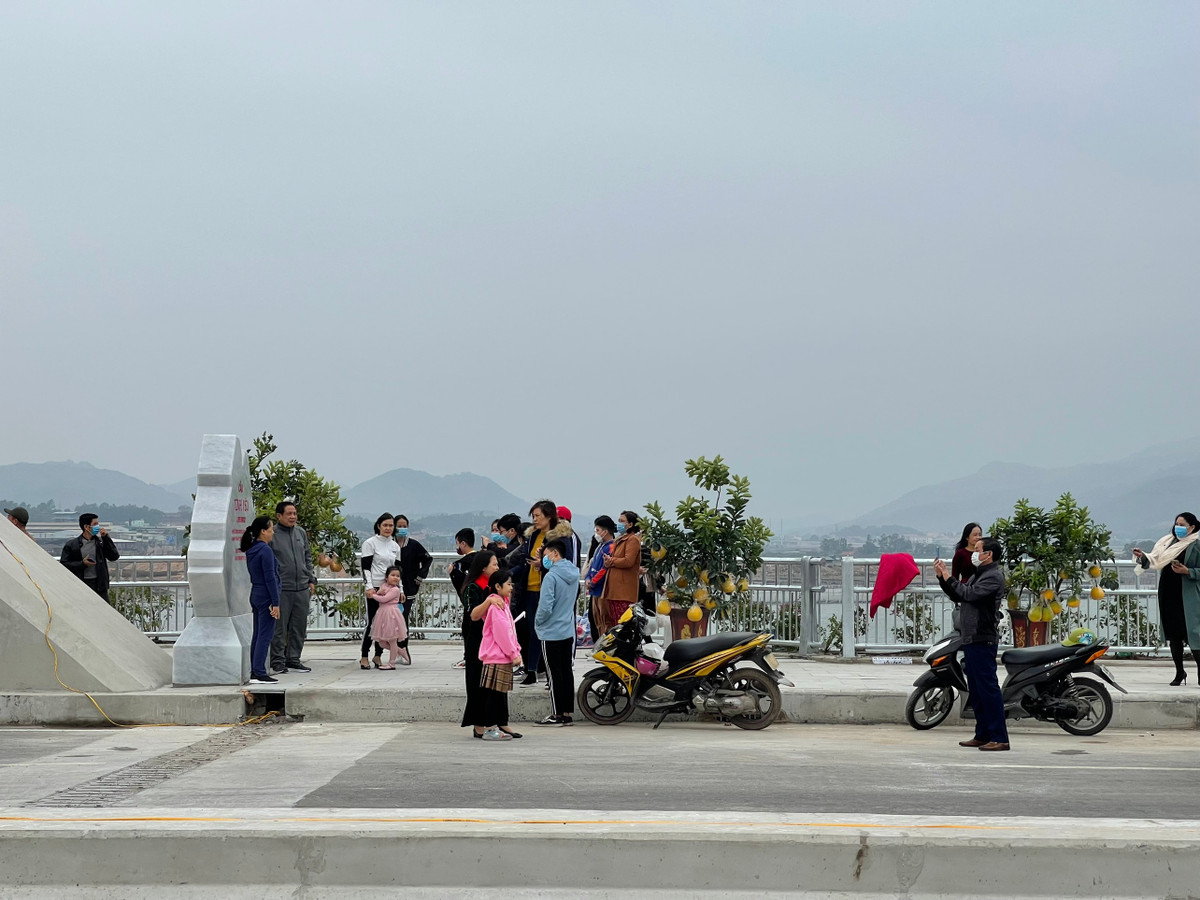 Nhiều bạn trẻ thích thú chụp ảnh trên cầu Tình Yêu trong ngày đầu năm.