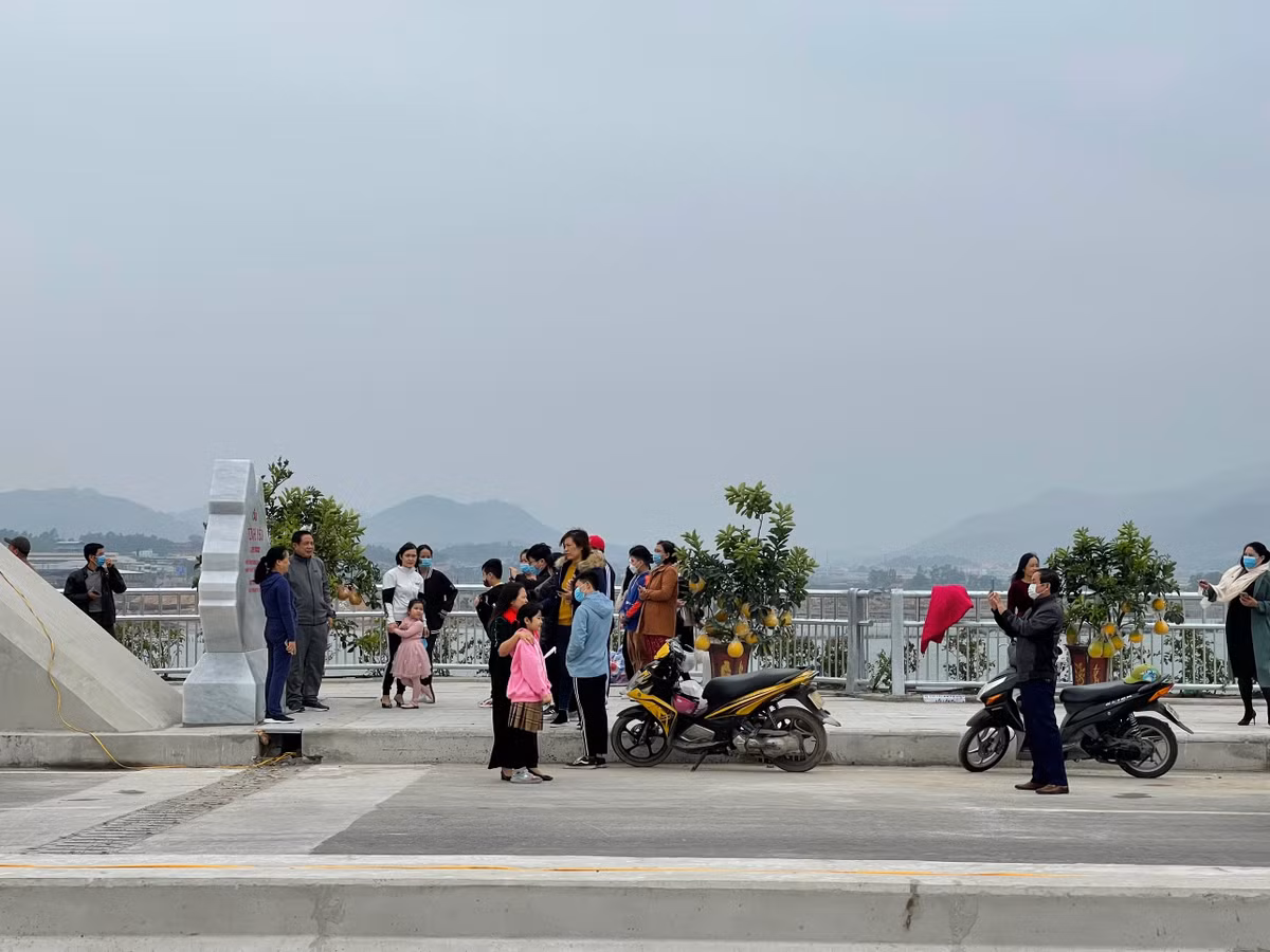 Nhiều bạn trẻ thích thú chụp ảnh trên cầu Tình Yêu trong ngày đầu năm.