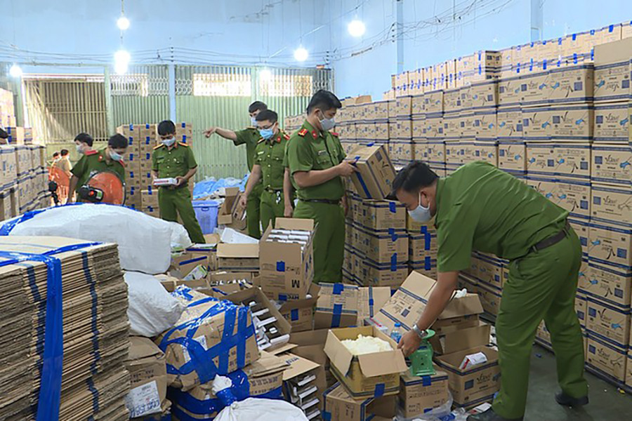  Bắt Tổng Giám đốc Cty CP Đầu tư công nghệ Đông Nam Á: Lợi dụng dịch bệnh COVID-19, Đỗ Văn Dũng – Tổng Giám đốc Công ty cổ phần Đầu tư công nghệ Đông Nam Á ký kết với Công ty ND private capital (ND), trụ sở tại Mỹ. ợp đồng cung cấp 509.960 thùng găng tay y tế Nitrile không bột, nhãn hiệu Superieur số tiền 1.099.000 USD (tương đương khoảng 25 tỷ đồng). Tuy nhiên, Công ty Đông Nam Á không thực hiện, cũng không hoàn trả tiền.