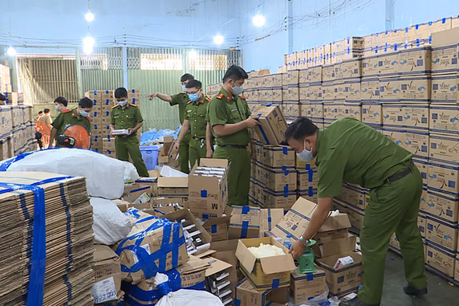  Bắt Tổng Giám đốc Cty CP Đầu tư công nghệ Đông Nam Á: Lợi dụng dịch bệnh COVID-19, Đỗ Văn Dũng – Tổng Giám đốc Công ty cổ phần Đầu tư công nghệ Đông Nam Á ký kết với Công ty ND private capital (ND), trụ sở tại Mỹ. ợp đồng cung cấp 509.960 thùng găng tay y tế Nitrile không bột, nhãn hiệu Superieur số tiền 1.099.000 USD (tương đương khoảng 25 tỷ đồng). Tuy nhiên, Công ty Đông Nam Á không thực hiện, cũng không hoàn trả tiền.