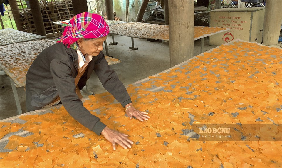 Sau đó bánh được tiếp tục đem phơi cho khô hẳn và đem đóng gói...