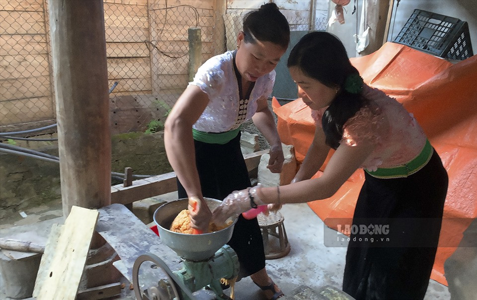 Đầu tiên là lựa chọn loại gạo nếp nương ngon nhất (hoặc sắn tươi) để đồ thành xôi, sau đó để nguội rồi đồ lại một lần nữa để xôi có độ dẻo và thơm ngon. Trong quá trình sôi sẽ thêm vào một số màu sắc có nguồn gốc từ thiên nhiên để sản phẩm thêm phong phú và hấp dẫn.