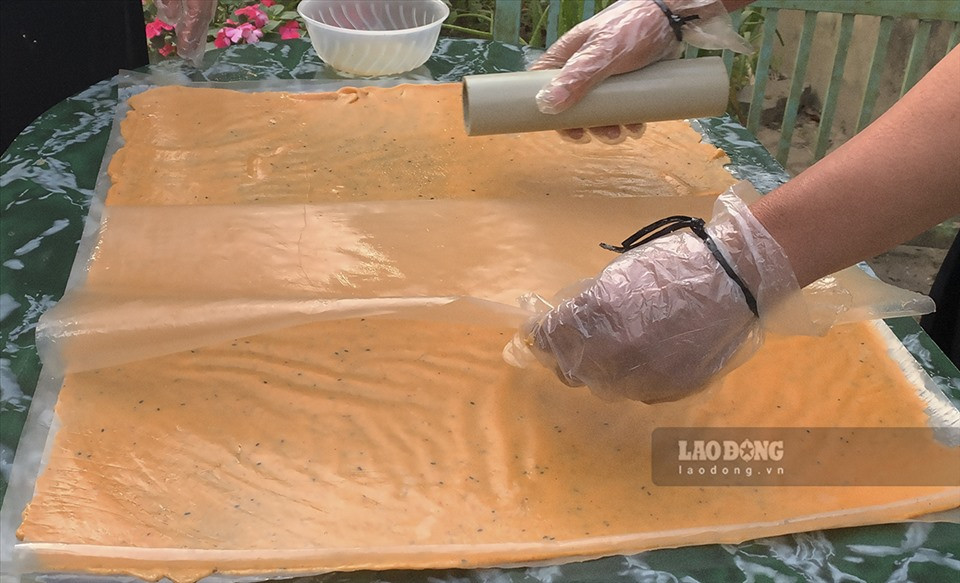 Để bánh không bị dính và có bền mặt bóng mịn, người ta đã lót một lớp ni-lon mỏng.