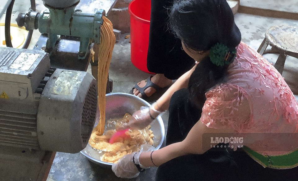 Công đoạn tiếp theo là cho vào cối giã nhuyễn (hoặc say) khi sôi còn đang nóng.