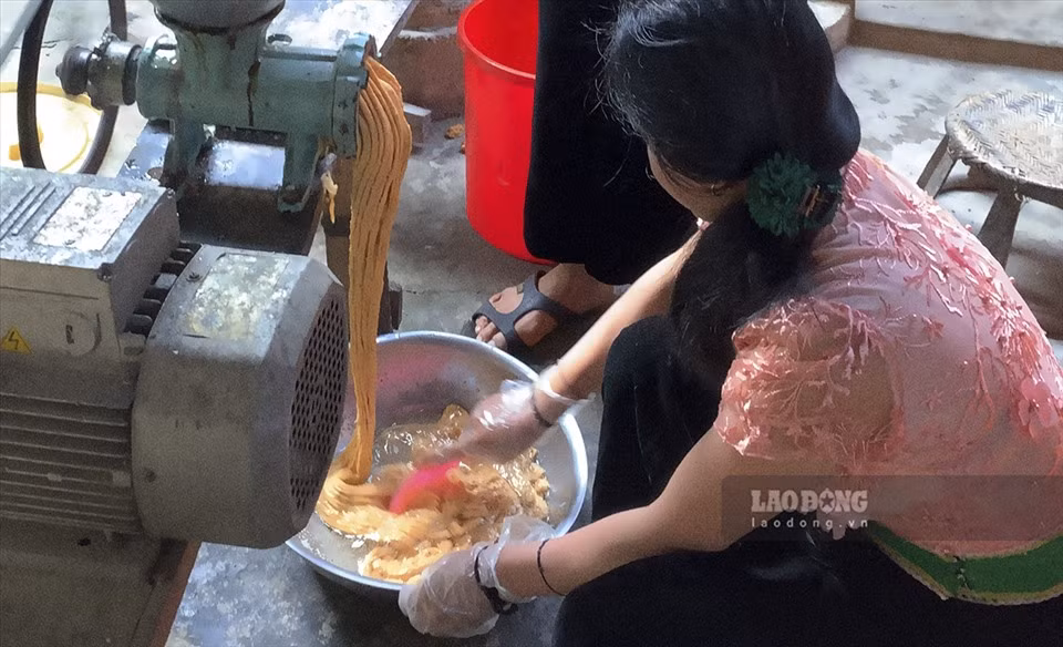 Công đoạn tiếp theo là cho vào cối giã nhuyễn (hoặc say) khi sôi còn đang nóng.