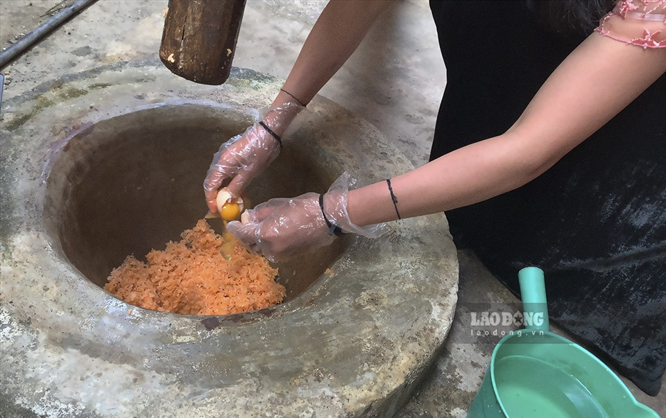 Trong quá trình giã sẽ đập thêm trứng gà vào cối theo tỷ lệ nhất định để tạo ra một hương vị đặc biệt của loại bánh này.