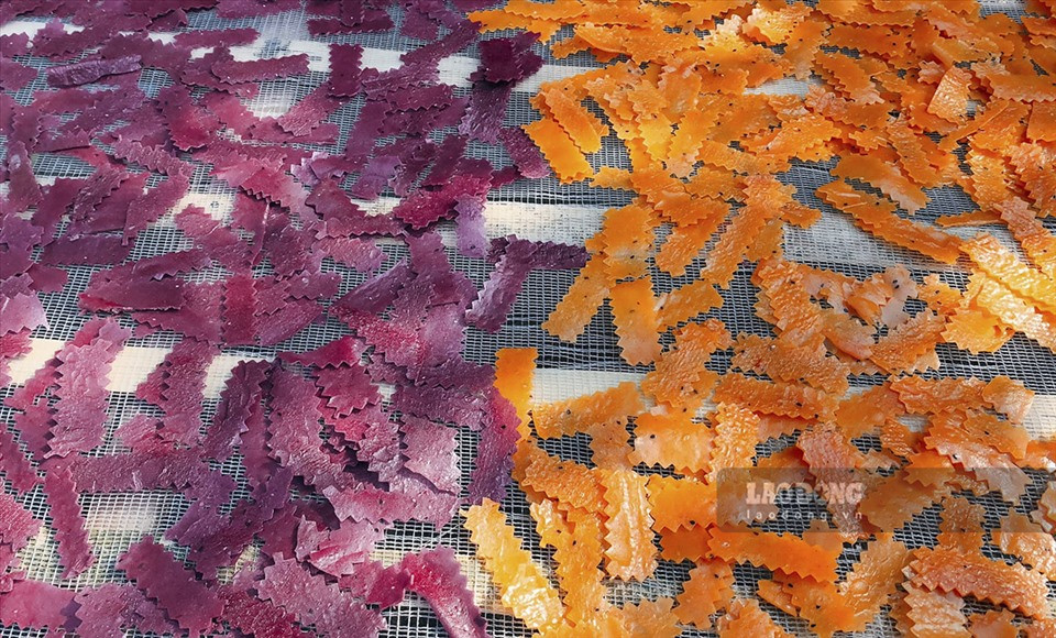 Khi ăn, chỉ cần rán lên cho miếng bánh nở phồng là có thể thưởng thức những hương vị thơm ngon của loại bánh được làm hoàn toàn từ nguyên liệu tự nhiên này.