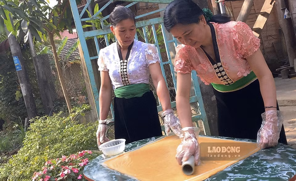 Sau khi giã nhuyễn sẽ cho ra một hỗn hợp dẻo quánh và mịn, sau đó sẽ được dàn mỏng trên mặt phẳng.