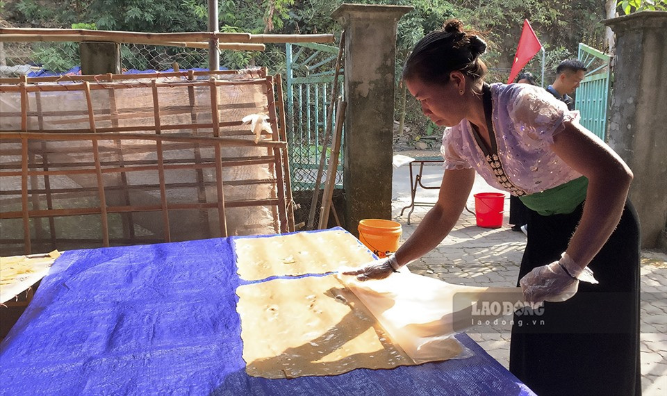 Sau đó đem phơi để bánh khô tự nhiên, khi bánh vẫn còn chưa khô hẳn và còn có độ dẻo thì được đem ra cắt bằng lưỡi dao có hình răng cưa để tạo thành nhứng miếng bánh to chừng 2 ngón tay.