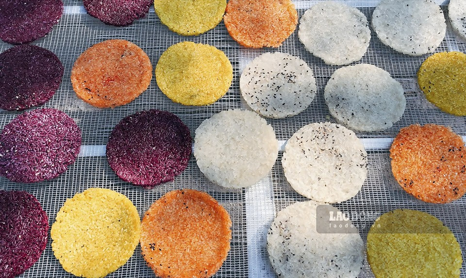 Ngoài đặc sản bánh khẩu xén, người dân tộc Thái ở TX. Mường Lay, tỉnh Điện Biên còn làm bánh Chí Chọp - một loại bánh làm tương tự như Khẩu Xén nhưng không giã và để miếng bánh to hình tròn...