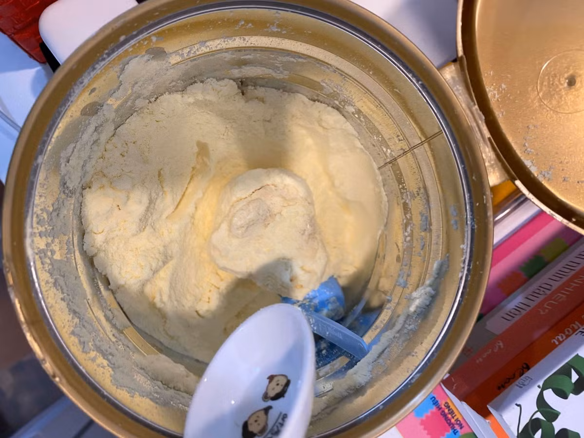 Tre dau bung sau khi uong sua Similac mua o Kids Plaza: Abbott tung dinh nhieu 