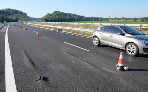 Dù vậy, hai bị cáo vẫn ký các biên bản nghiệm thu công trình. Thực tế công trình dự án không đảm bảo chất lượng. Hành vi của hai ông và đồng phạm gây thiệt hại và phải chịu trách nhiệm với số tiền hơn 422 tỷ đồng.