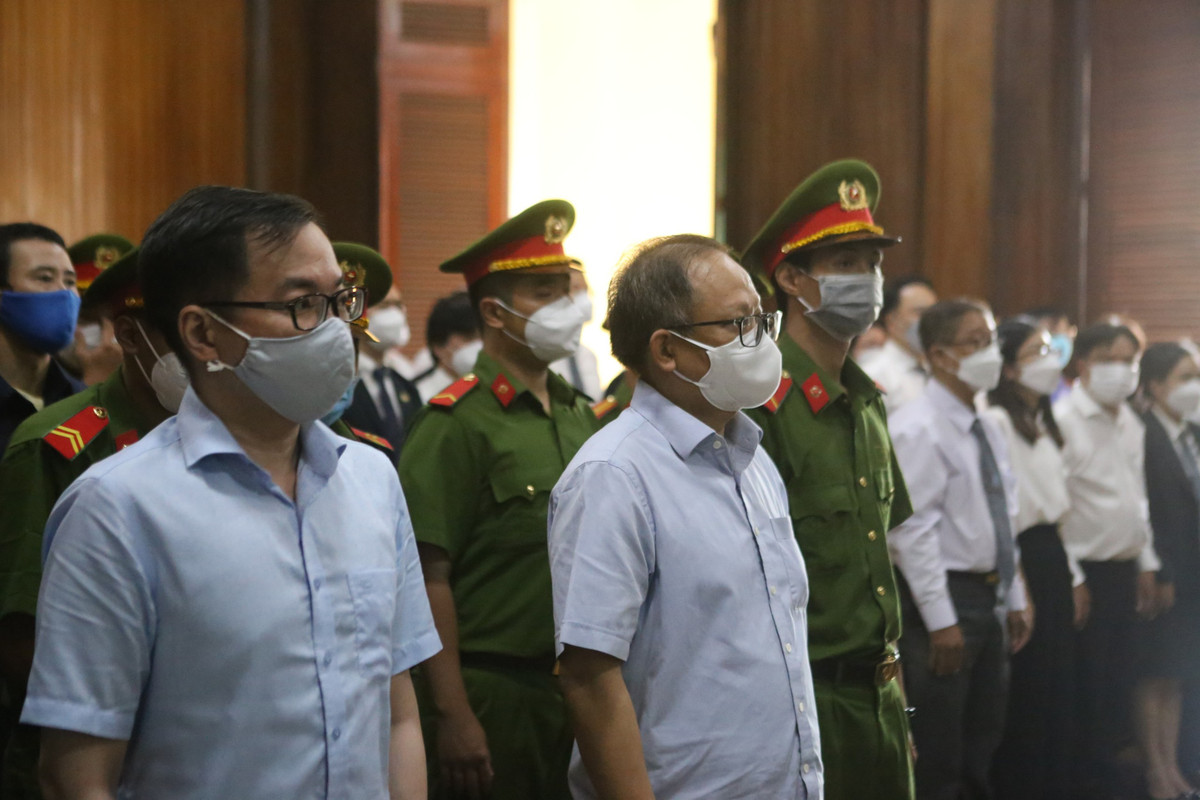 Theo truy tố, ông Tất Thành Cang đã có bút phê đồng ý phát hành 9 triệu cổ phiếu của Sadeco cho cho Công ty Nguyễn Kim, bỏ qua đấu giá giá trị cổ phần. Từ bút phê này của ông Cang đã khiến Sadeco thất thoát 1.103 tỷ đồng. Vụ án vẫn đang trong tiến trình xét xử.