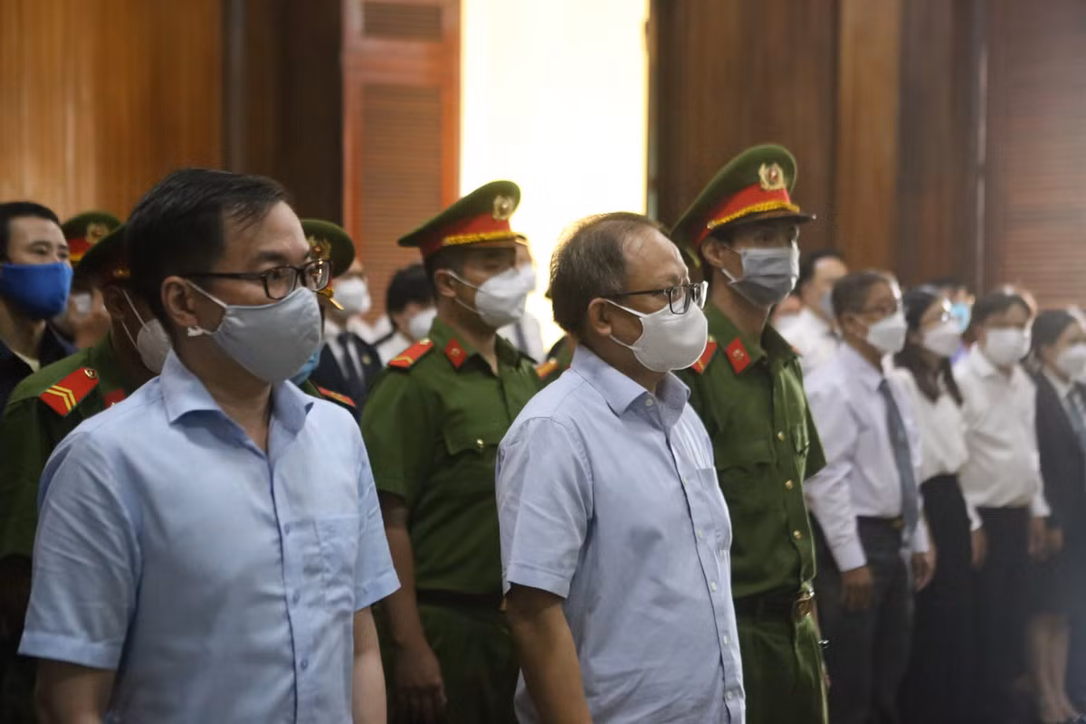 Theo truy tố, ông Tất Thành Cang đã có bút phê đồng ý phát hành 9 triệu cổ phiếu của Sadeco cho cho Công ty Nguyễn Kim, bỏ qua đấu giá giá trị cổ phần. Từ bút phê này của ông Cang đã khiến Sadeco thất thoát 1.103 tỷ đồng. Vụ án vẫn đang trong tiến trình xét xử.