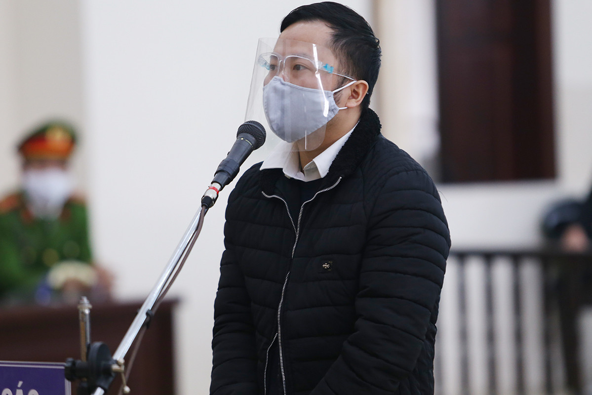 Chiều 24/12/2021, TAND TP Hà Nội tuyên phạt bị cáo Dương Văn Hòa (cựu Hiệu trưởng Trường ĐH Đông Đô) 12 năm tù giam vì tội Giả mạo trong công tác. Trong vụ án này, người cầm đầu là ông Trần Khắc Hùng (Chủ tịch HĐQT) đang bỏ trốn, nhưng hiệu trưởng, hiệu phó và nhiều cán bộ nhà trường đã phải nhận án tù vì đồng phạm với ông Hùng. 