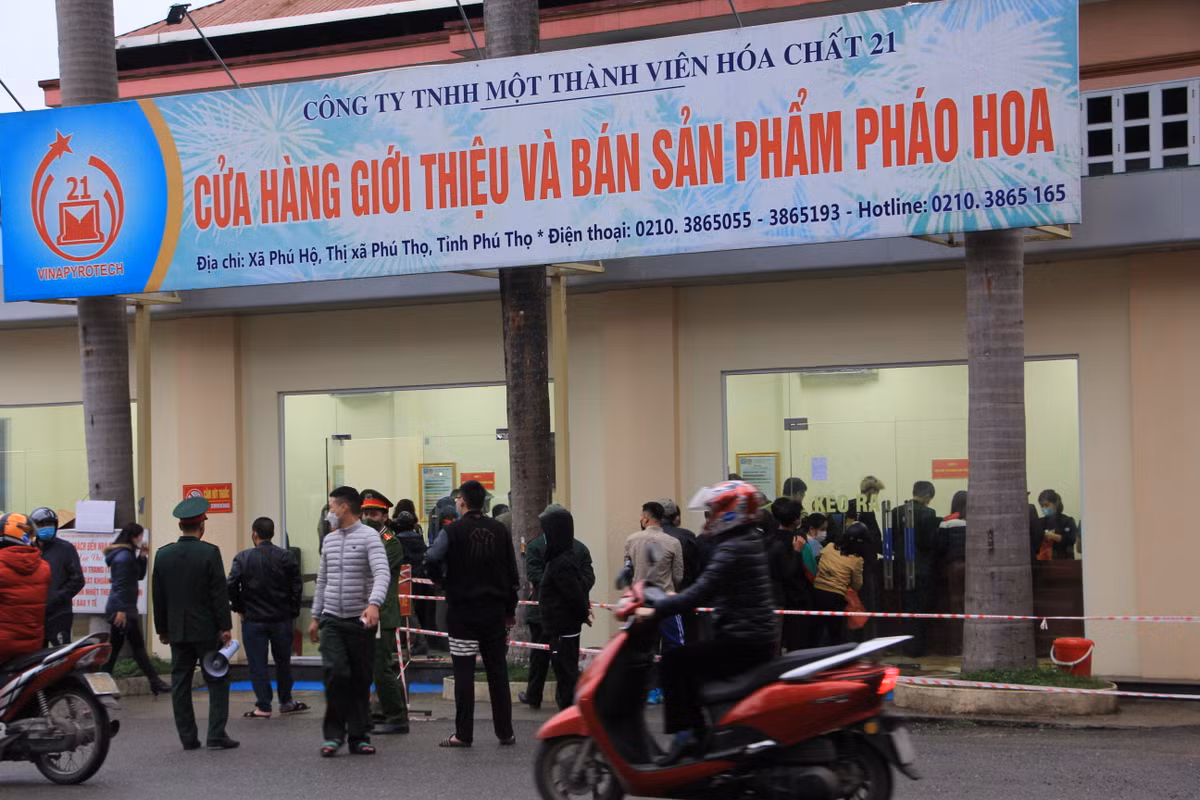 Chiều 18/1, đông đúc người dân ở các tỉnh thành đổ đổ về nhà máy Z121 (xã Phú Hộ, Thị xã Phú Thọ, tỉnh Phú Thọ) - nơi trực tiếp sản xuất và bán pháo Tết để mua pháo khiến công tác kiểm soát dịch bệnh COVID-19 gặp khó khăn.