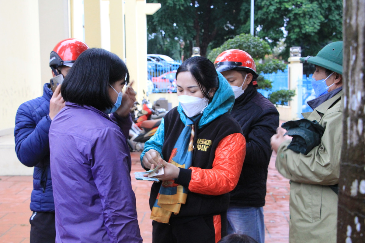 Do đó, nhiều người "mua đi bán lại" pháo ngay trong khu vực bán pháo của nhà máy Z121.