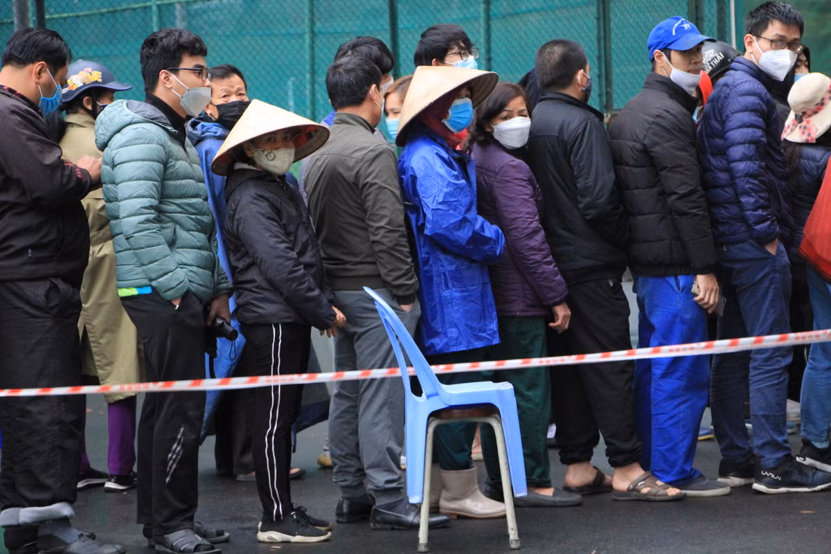 Thậm chí, người dân còn mang theo ghế để ngồi chờ, nhích từng bước chân một.