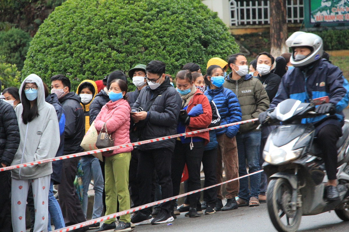 Bất chấp thời tiết lạnh rét và mưa phùn, người dân vẫn đứng xếp hàng chờ mua pháo.